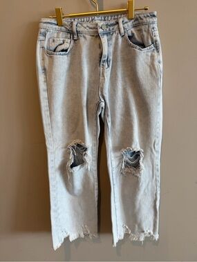 FATE Light Wash Distressed Cropped Jeans | Size Medium